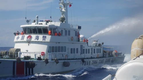 Tàu Trung Quốc dùng vòi rồng tấn công tàu Việt Nam (Ảnh do Cảnh sát biển Việt Nam cung cấp) Tàu Trung Quốc dùng vòi rồng tấn công tàu Việt Nam (Ảnh do Cảnh sát biển Việt Nam cung cấp)